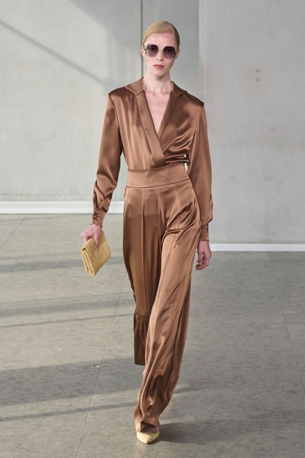 خليط من الأنوثة وتنوع في النقشات.. هذه هي مجموعة كارولينا هيريرا لربيع وصيف 2024