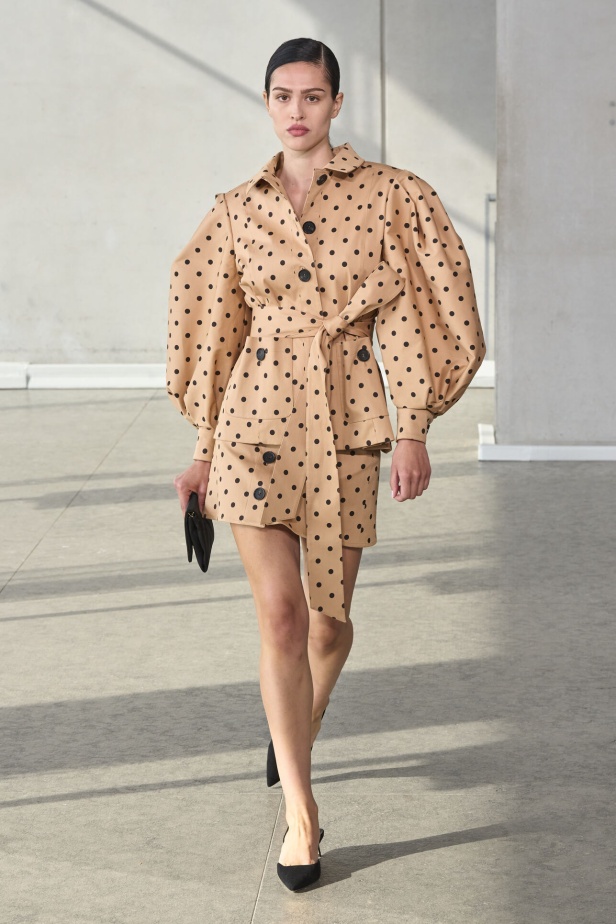 خليط من الأنوثة وتنوع في النقشات.. هذه هي مجموعة كارولينا هيريرا لربيع وصيف 2024