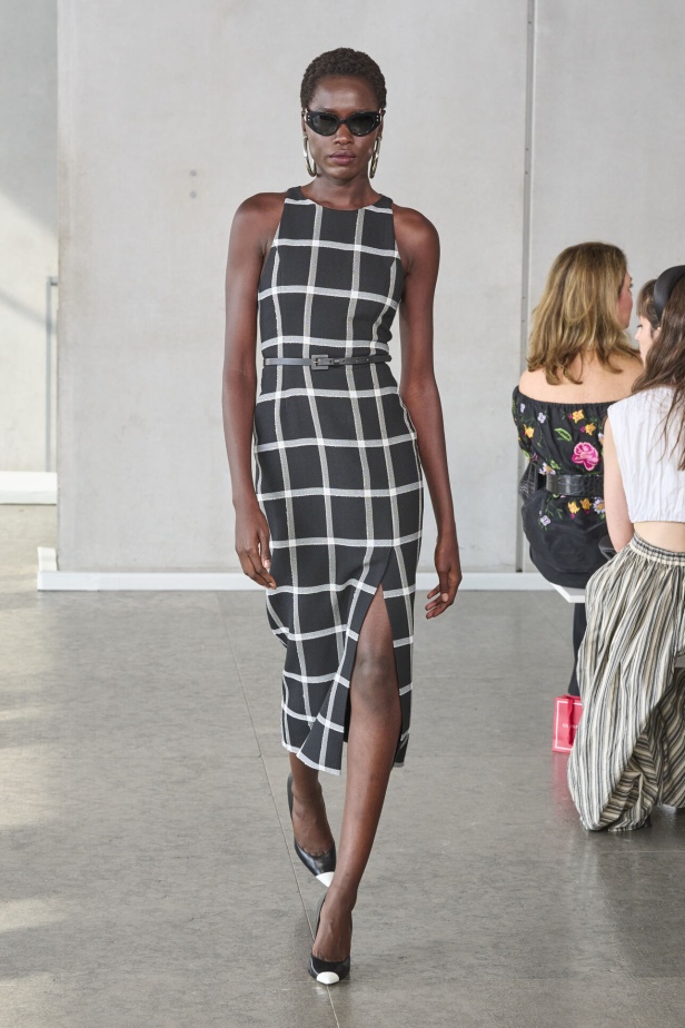 خليط من الأنوثة وتنوع في النقشات.. هذه هي مجموعة كارولينا هيريرا لربيع وصيف 2024