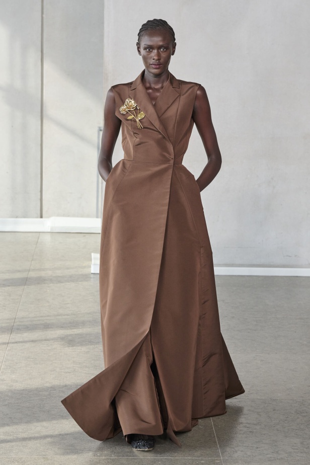 خليط من الأنوثة وتنوع في النقشات.. هذه هي مجموعة كارولينا هيريرا لربيع وصيف 2024