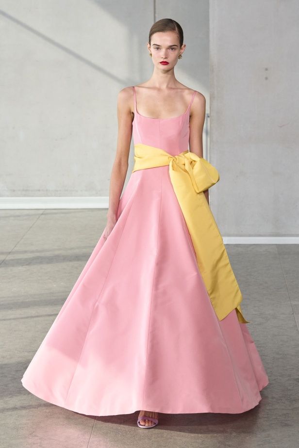 خليط من الأنوثة وتنوع في النقشات.. هذه هي مجموعة كارولينا هيريرا لربيع وصيف 2024