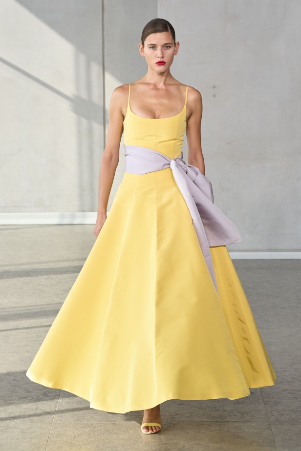 خليط من الأنوثة وتنوع في النقشات.. هذه هي مجموعة كارولينا هيريرا لربيع وصيف 2024