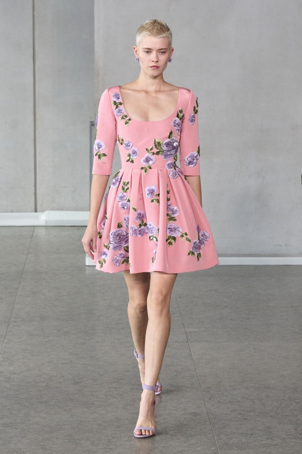 خليط من الأنوثة وتنوع في النقشات.. هذه هي مجموعة كارولينا هيريرا لربيع وصيف 2024