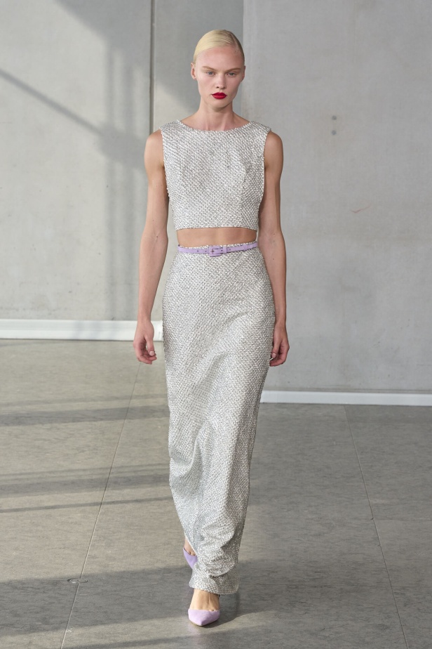 خليط من الأنوثة وتنوع في النقشات.. هذه هي مجموعة كارولينا هيريرا لربيع وصيف 2024