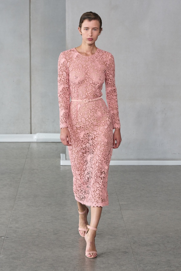 خليط من الأنوثة وتنوع في النقشات.. هذه هي مجموعة كارولينا هيريرا لربيع وصيف 2024