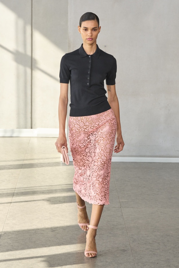 خليط من الأنوثة وتنوع في النقشات.. هذه هي مجموعة كارولينا هيريرا لربيع وصيف 2024