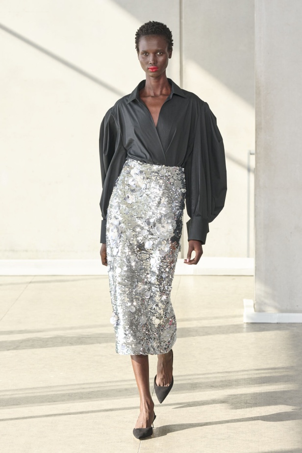 خليط من الأنوثة وتنوع في النقشات.. هذه هي مجموعة كارولينا هيريرا لربيع وصيف 2024