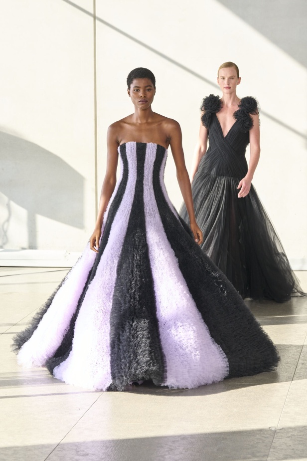 خليط من الأنوثة وتنوع في النقشات.. هذه هي مجموعة كارولينا هيريرا لربيع وصيف 2024