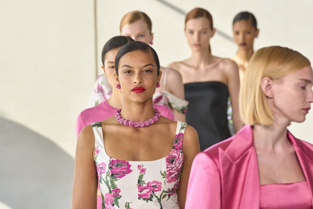 خليط من الأنوثة وتنوع في النقشات.. هذه هي مجموعة كارولينا هيريرا لربيع وصيف 2024