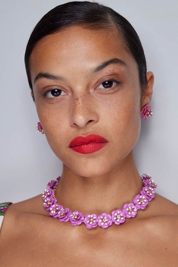 خليط من الأنوثة وتنوع في النقشات.. هذه هي مجموعة كارولينا هيريرا لربيع وصيف 2024