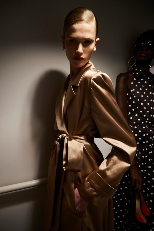 خليط من الأنوثة وتنوع في النقشات.. هذه هي مجموعة كارولينا هيريرا لربيع وصيف 2024