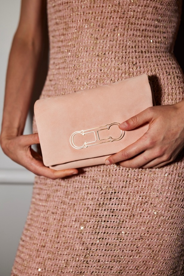 خليط من الأنوثة وتنوع في النقشات.. هذه هي مجموعة كارولينا هيريرا لربيع وصيف 2024