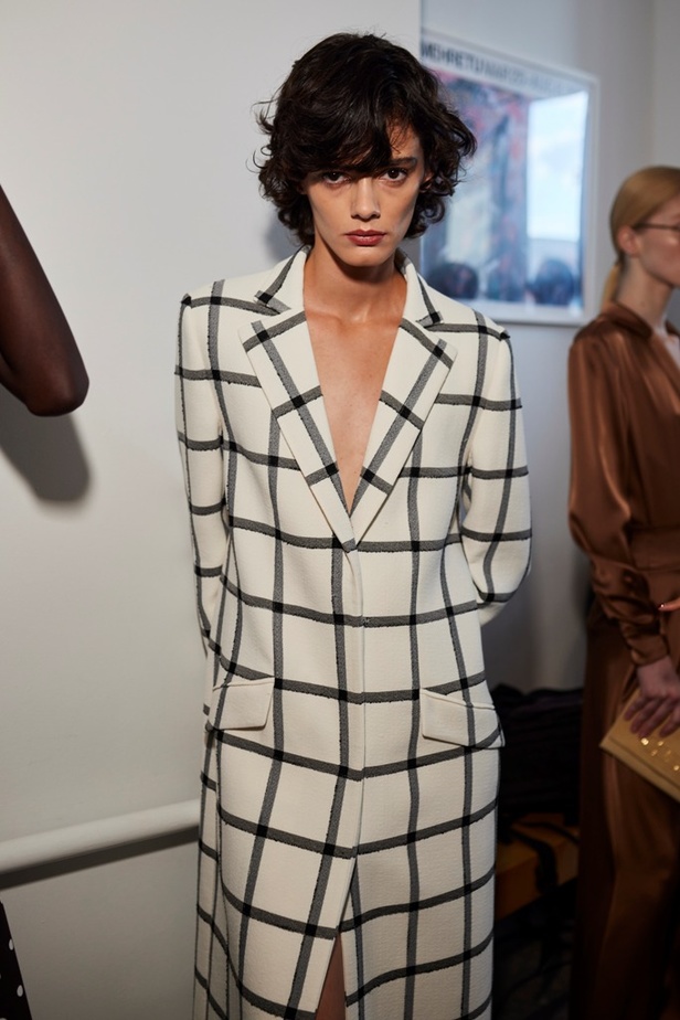 خليط من الأنوثة وتنوع في النقشات.. هذه هي مجموعة كارولينا هيريرا لربيع وصيف 2024