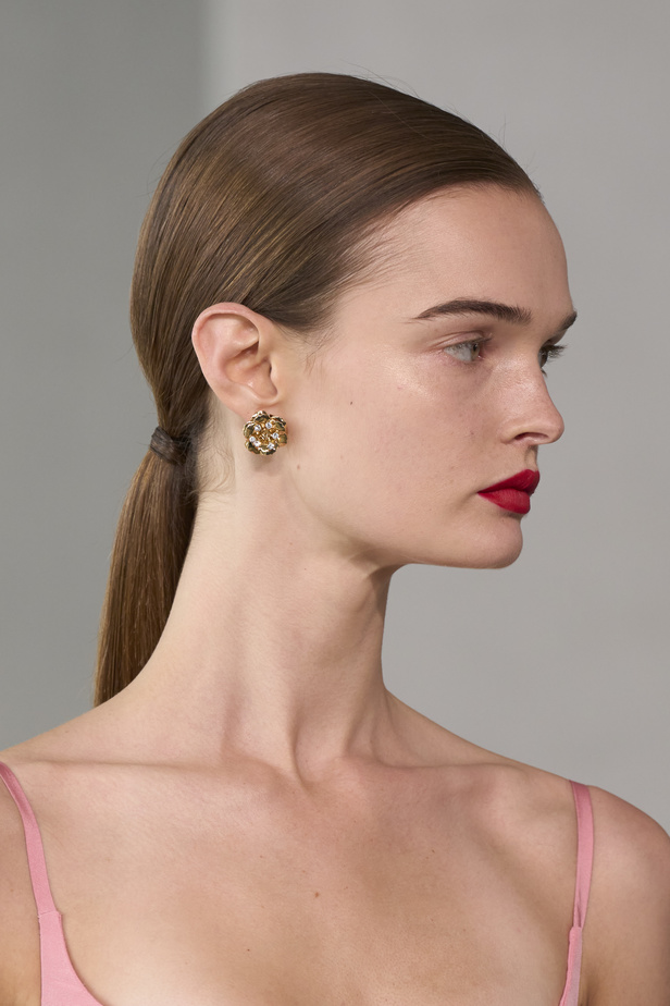 لمسات أنثوية وتنوع في النقشات.. هذه هي مجموعة كارولينا هيريرا لربيع وصيف 2024