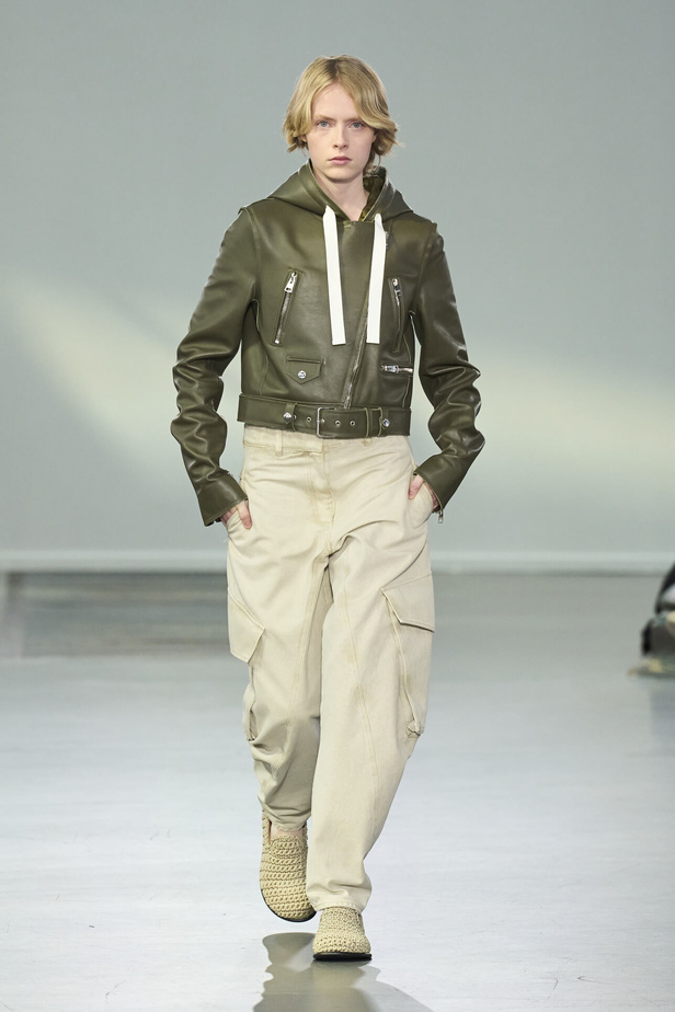 البساطة والراحة عنوان مجموعة JW ADERSON لربيع وصيف 2024