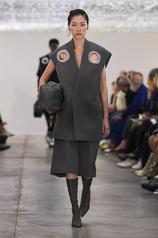 بساطة ودقة عالية في مجموعة Jil Sander لربيع وصيف 2024