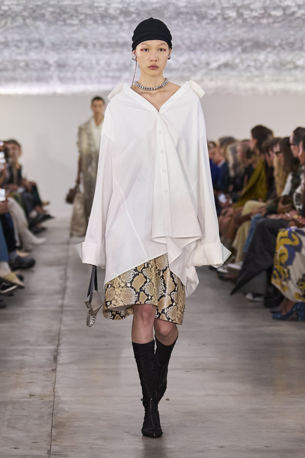 بساطة ودقة عالية في مجموعة Jil Sander لربيع وصيف 2024