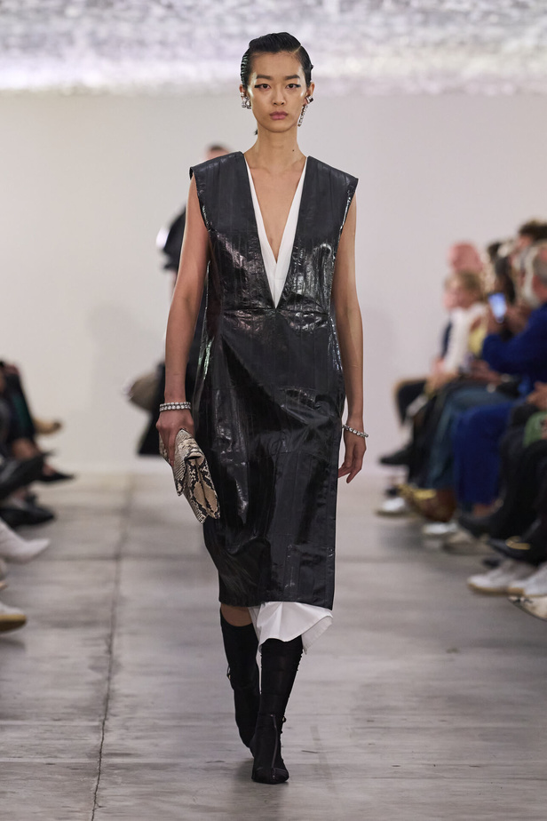 بساطة ودقة عالية في مجموعة Jil Sander لربيع وصيف 2024