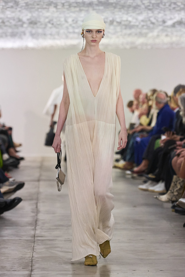 بساطة ودقة عالية في مجموعة Jil Sander لربيع وصيف 2024