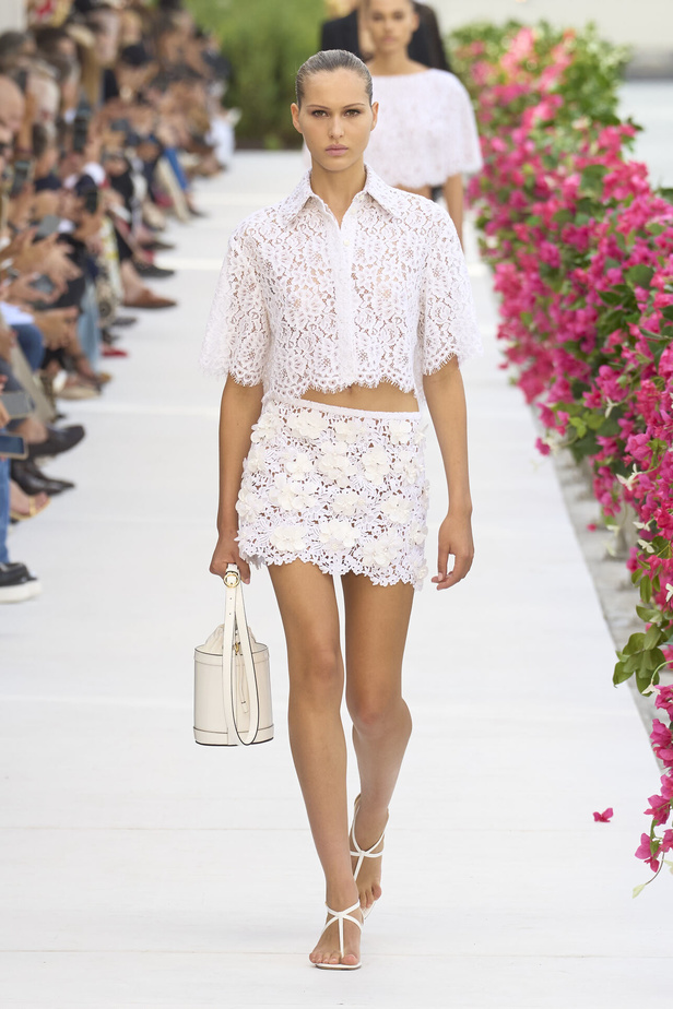 سحر الإجازة ورومانسية الهروب إلى السماء الزرقاء مع Michael Kors