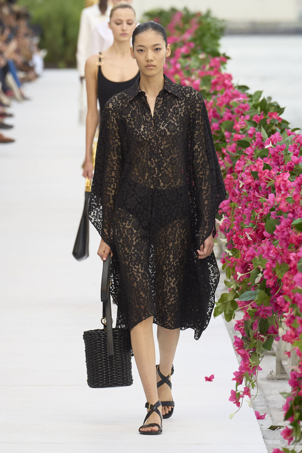 سحر الإجازة ورومانسية الهروب إلى السماء الزرقاء مع Michael Kors