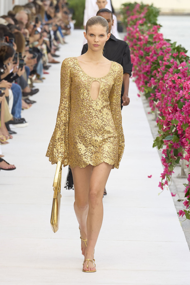 سحر الإجازة ورومانسية الهروب إلى السماء الزرقاء مع Michael Kors