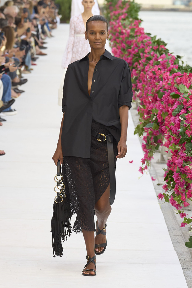 سحر الإجازة ورومانسية الهروب إلى السماء الزرقاء مع Michael Kors