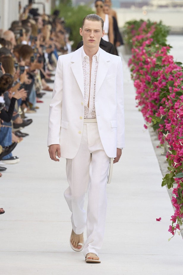 سحر الإجازة ورومانسية الهروب إلى السماء الزرقاء مع Michael Kors