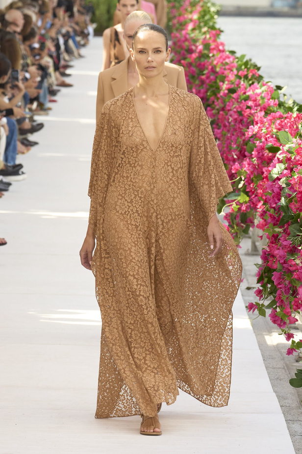 سحر الإجازة ورومانسية الهروب إلى السماء الزرقاء مع Michael Kors