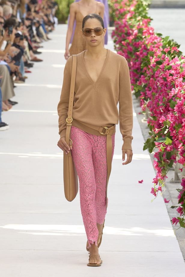 سحر الإجازة ورومانسية الهروب إلى السماء الزرقاء مع Michael Kors