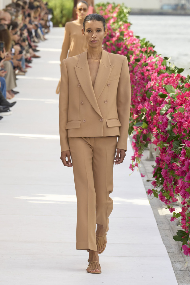 سحر الإجازة ورومانسية الهروب إلى السماء الزرقاء مع Michael Kors