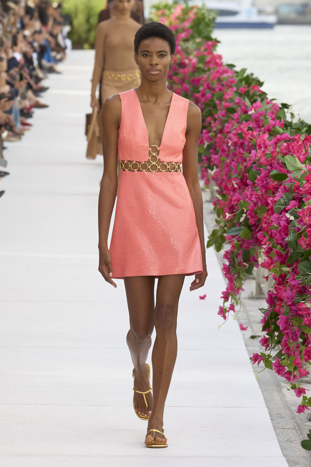 سحر الإجازة ورومانسية الهروب إلى السماء الزرقاء مع Michael Kors