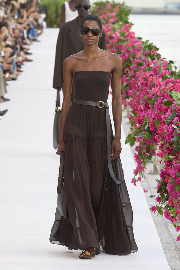 سحر الإجازة ورومانسية الهروب إلى السماء الزرقاء مع Michael Kors