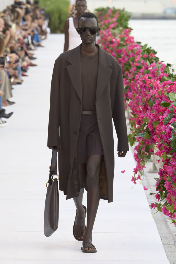 سحر الإجازة ورومانسية الهروب إلى السماء الزرقاء مع Michael Kors