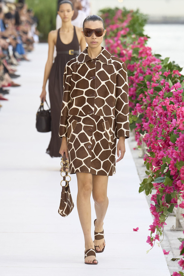 سحر الإجازة ورومانسية الهروب إلى السماء الزرقاء مع Michael Kors