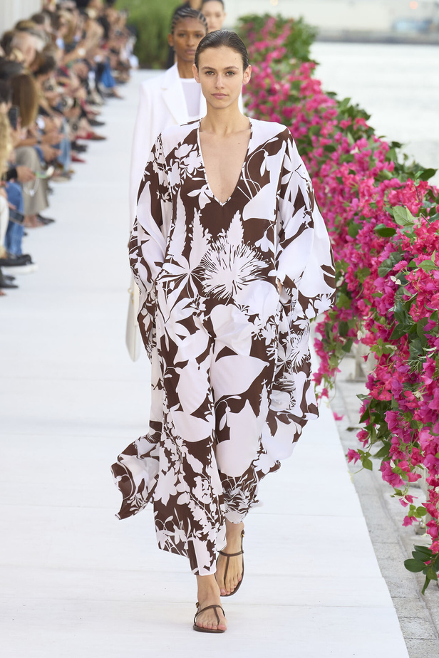 سحر الإجازة ورومانسية الهروب إلى السماء الزرقاء مع Michael Kors