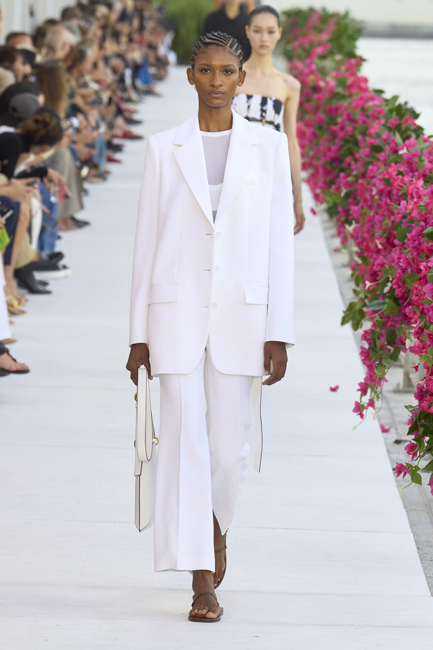 سحر الإجازة ورومانسية الهروب إلى السماء الزرقاء مع Michael Kors