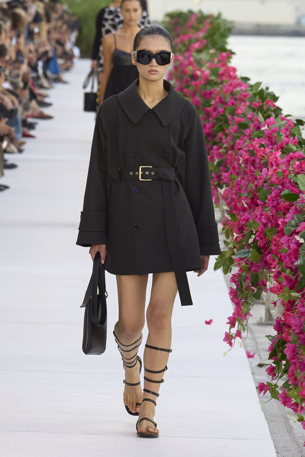 سحر الإجازة ورومانسية الهروب إلى السماء الزرقاء مع Michael Kors