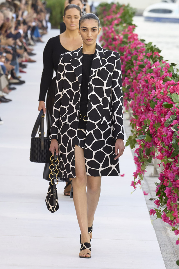 سحر الإجازة ورومانسية الهروب إلى السماء الزرقاء مع Michael Kors