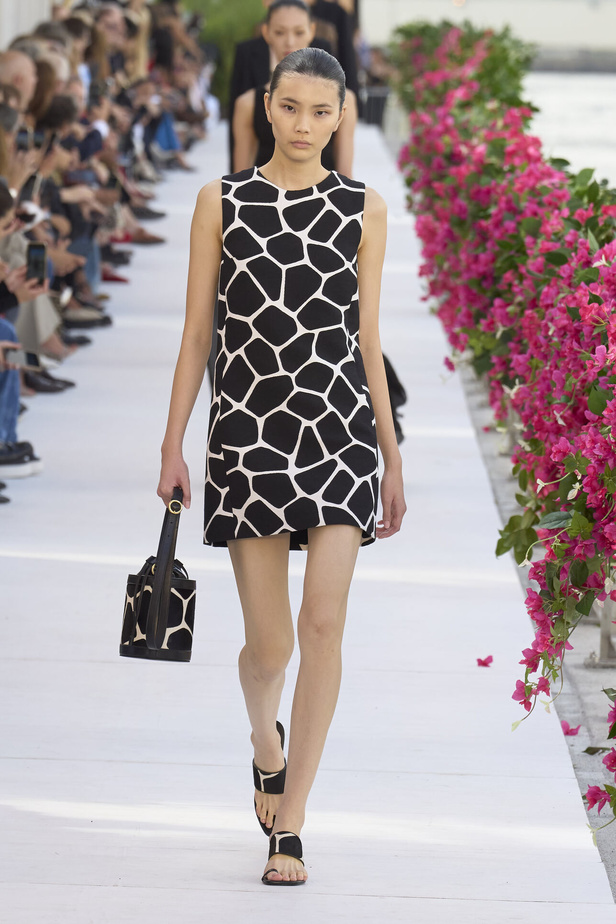 سحر الإجازة ورومانسية الهروب إلى السماء الزرقاء مع Michael Kors