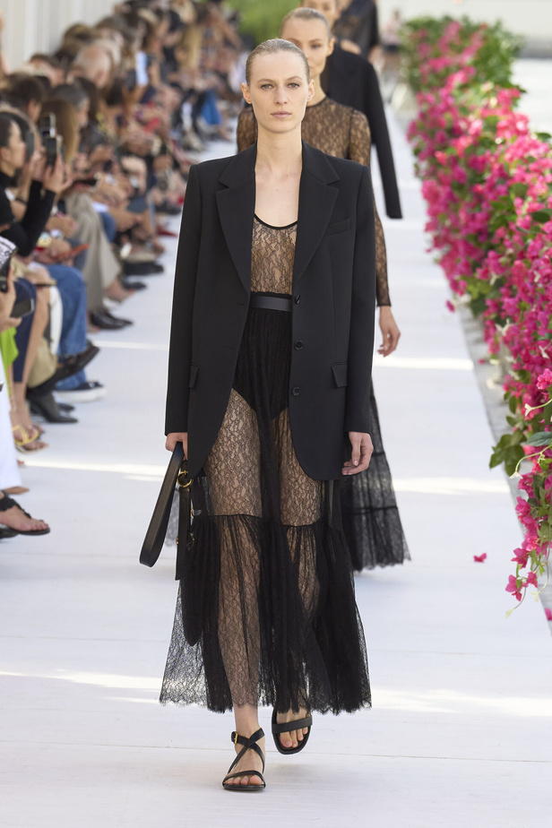 سحر الإجازة ورومانسية الهروب إلى السماء الزرقاء مع Michael Kors