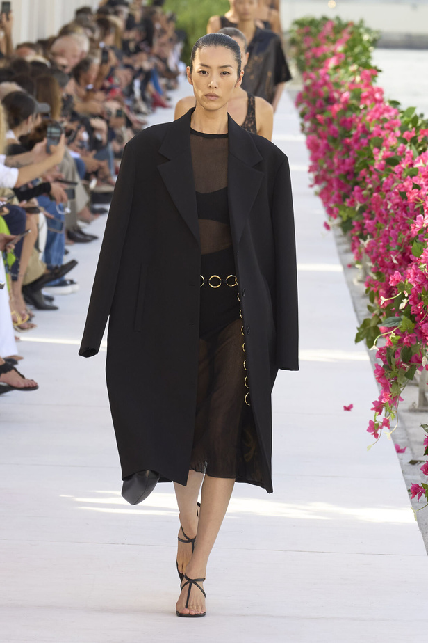 سحر الإجازة ورومانسية الهروب إلى السماء الزرقاء مع Michael Kors