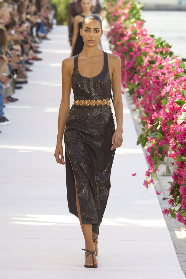 سحر الإجازة ورومانسية الهروب إلى السماء الزرقاء مع Michael Kors