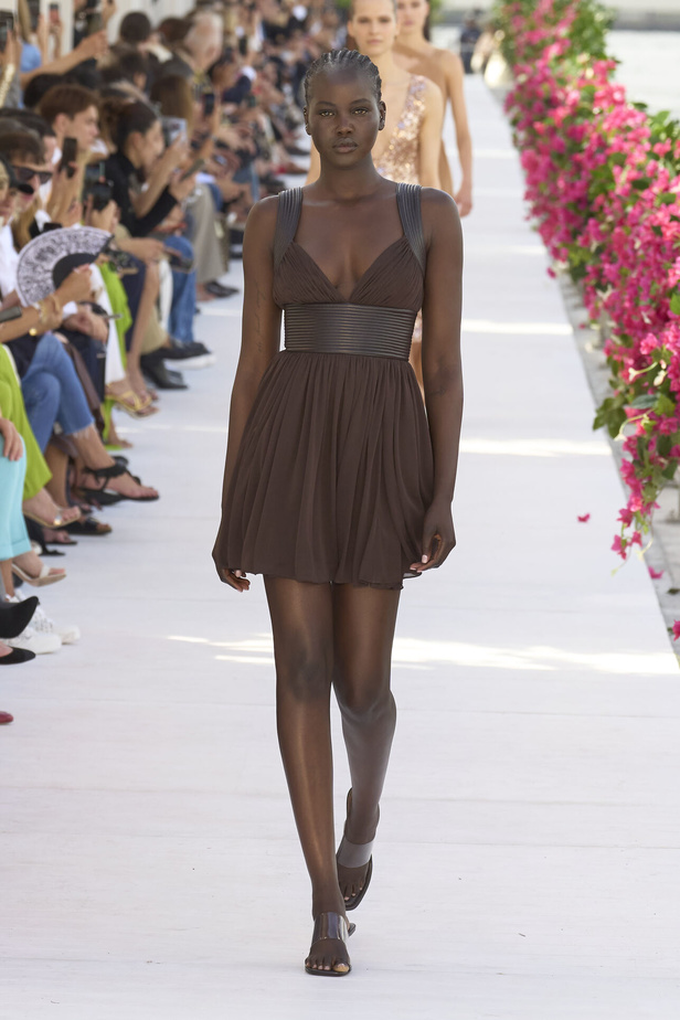 سحر الإجازة ورومانسية الهروب إلى السماء الزرقاء مع Michael Kors