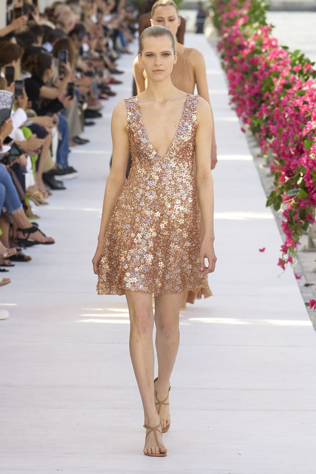 سحر الإجازة ورومانسية الهروب إلى السماء الزرقاء مع Michael Kors