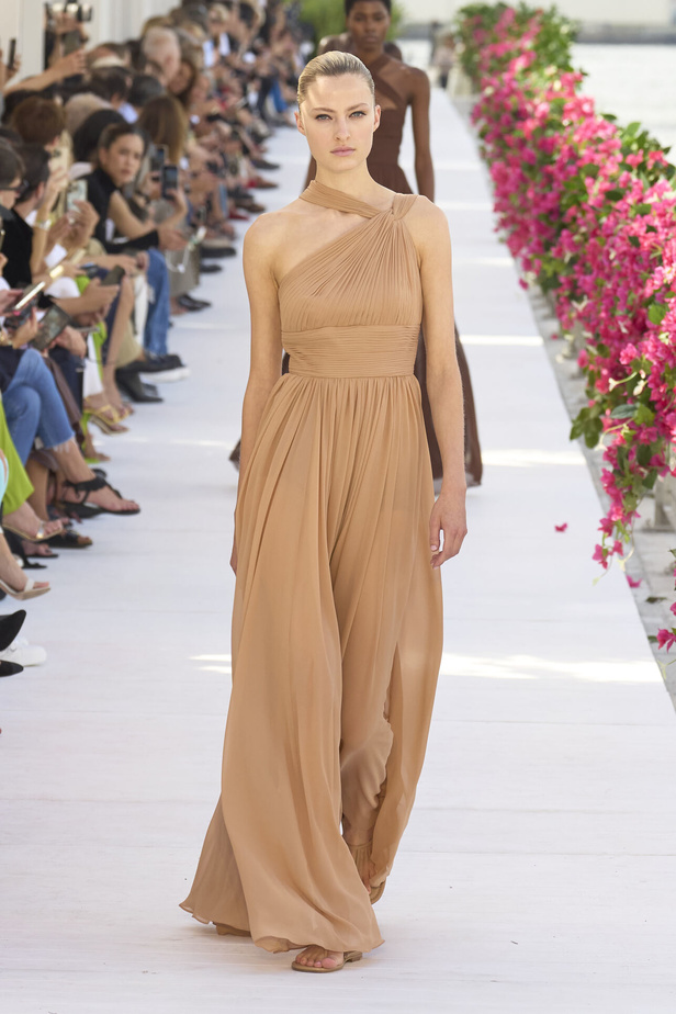 سحر الإجازة ورومانسية الهروب إلى السماء الزرقاء مع Michael Kors