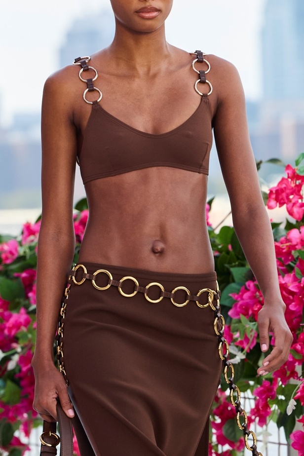 سحر الإجازة ورومانسية الهروب إلى السماء الزرقاء مع Michael Kors