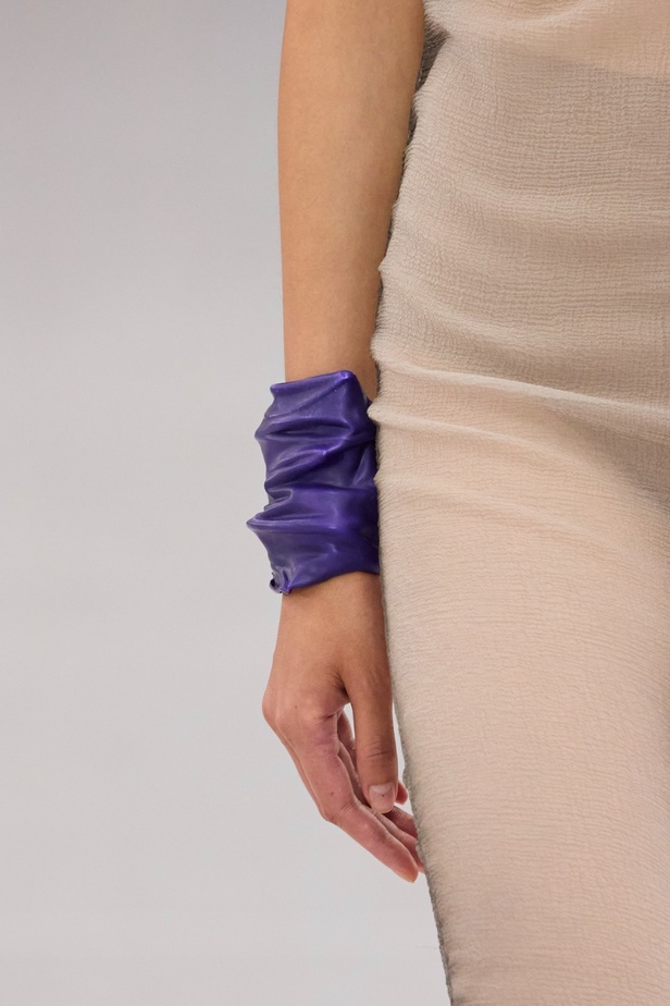 مجموعة LOEWE لربيع وصيف 2024 تكشف عن رؤية فنية غير مسبوقة