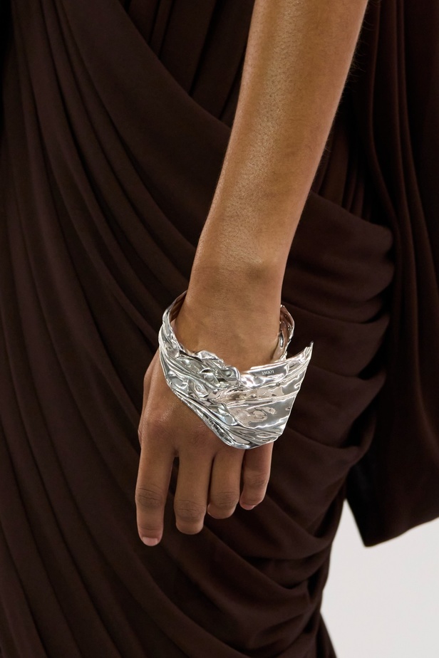 مجموعة LOEWE لربيع وصيف 2024 تكشف عن رؤية فنية غير مسبوقة