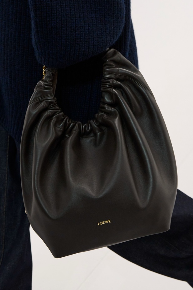 مجموعة LOEWE لربيع وصيف 2024 تكشف عن رؤية فنية غير مسبوقة